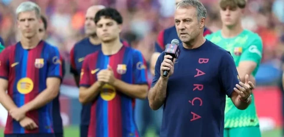 Entrenador hablando durante presentación de jugadores de Barça