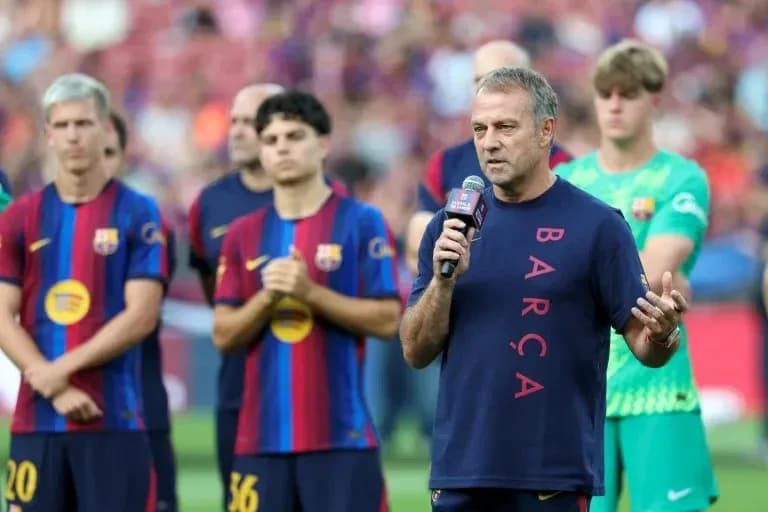 Entrenador hablando durante presentación de jugadores de Barça