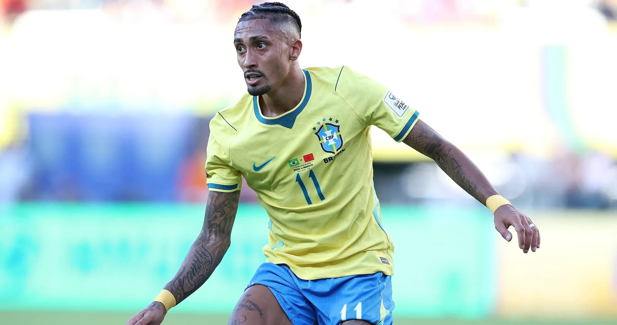 Jugador de Brasil corriendo en el campo de juego