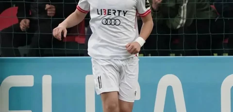 Jugador con balón durante partido de fútbol