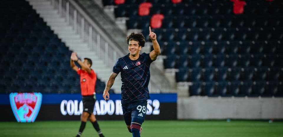 Jugador celebrando un gol del Colorado Rapids II