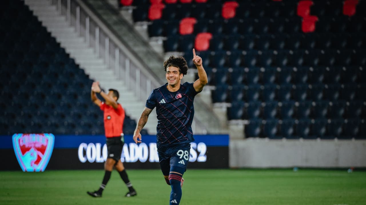 Jugador celebrando un gol del Colorado Rapids II