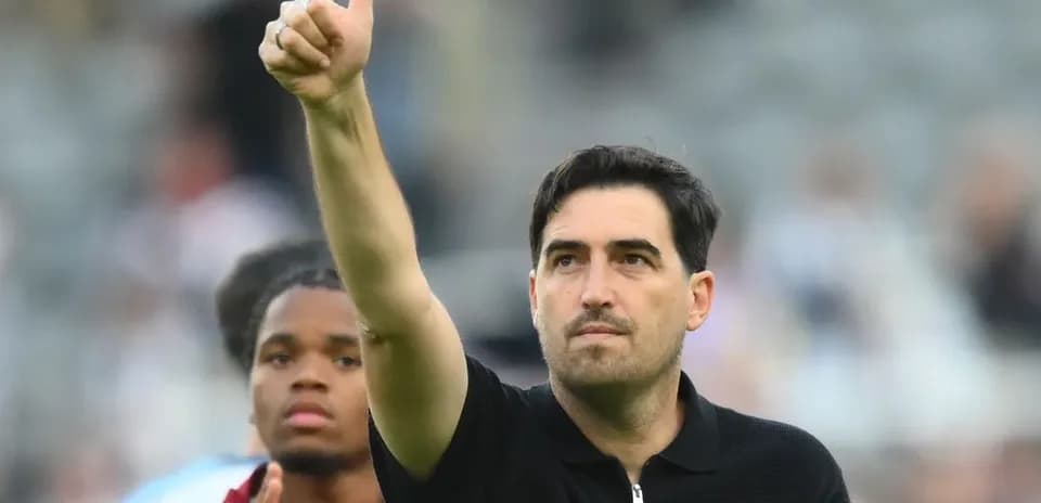 Entrenador levantando el pulgar durante el partido