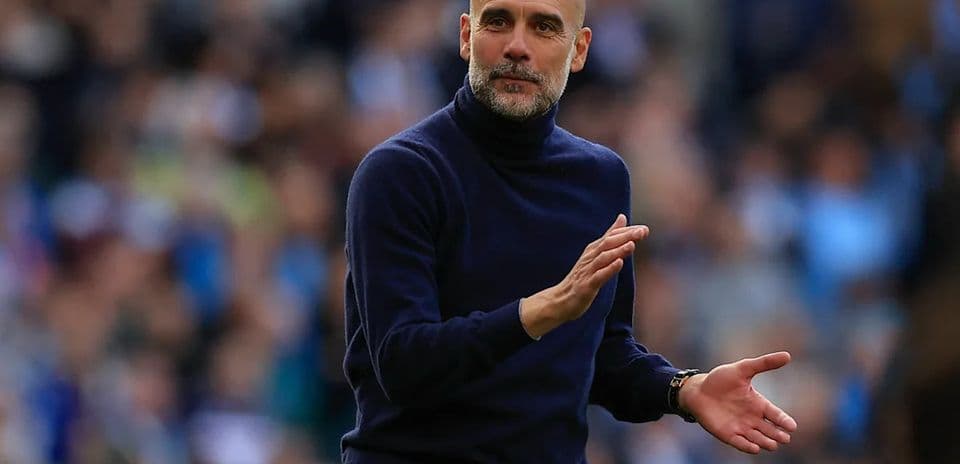 Entrenador dando instrucciones durante el partido