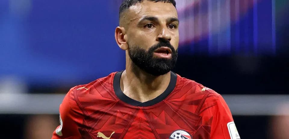Jugador con camiseta roja de Egipto durante el partido