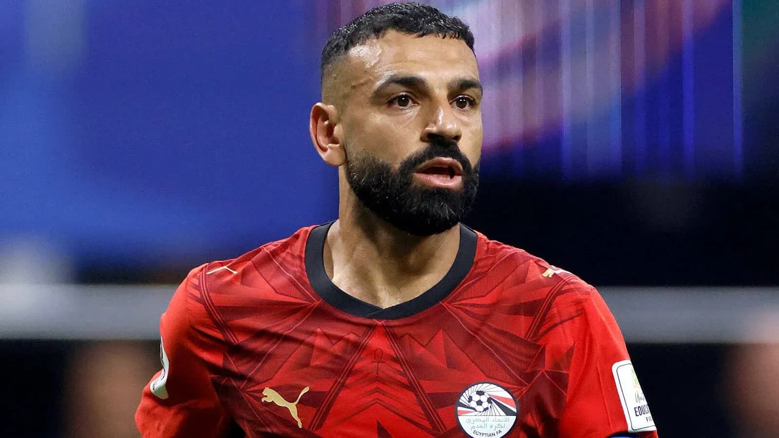 Jugador con camiseta roja de Egipto durante el partido