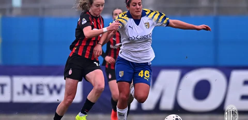 Dos jugadoras compitiendo por el balón en el partido