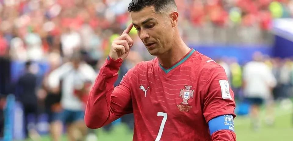 Cristiano Ronaldo en el campo durante un partido