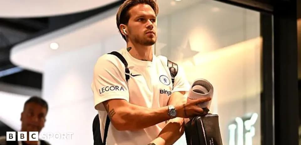 Jugador de Chelsea llegando al aeropuerto con maleta