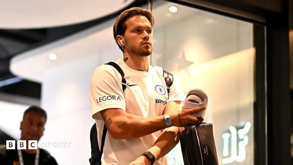 Jugador de Chelsea llegando al aeropuerto con maleta