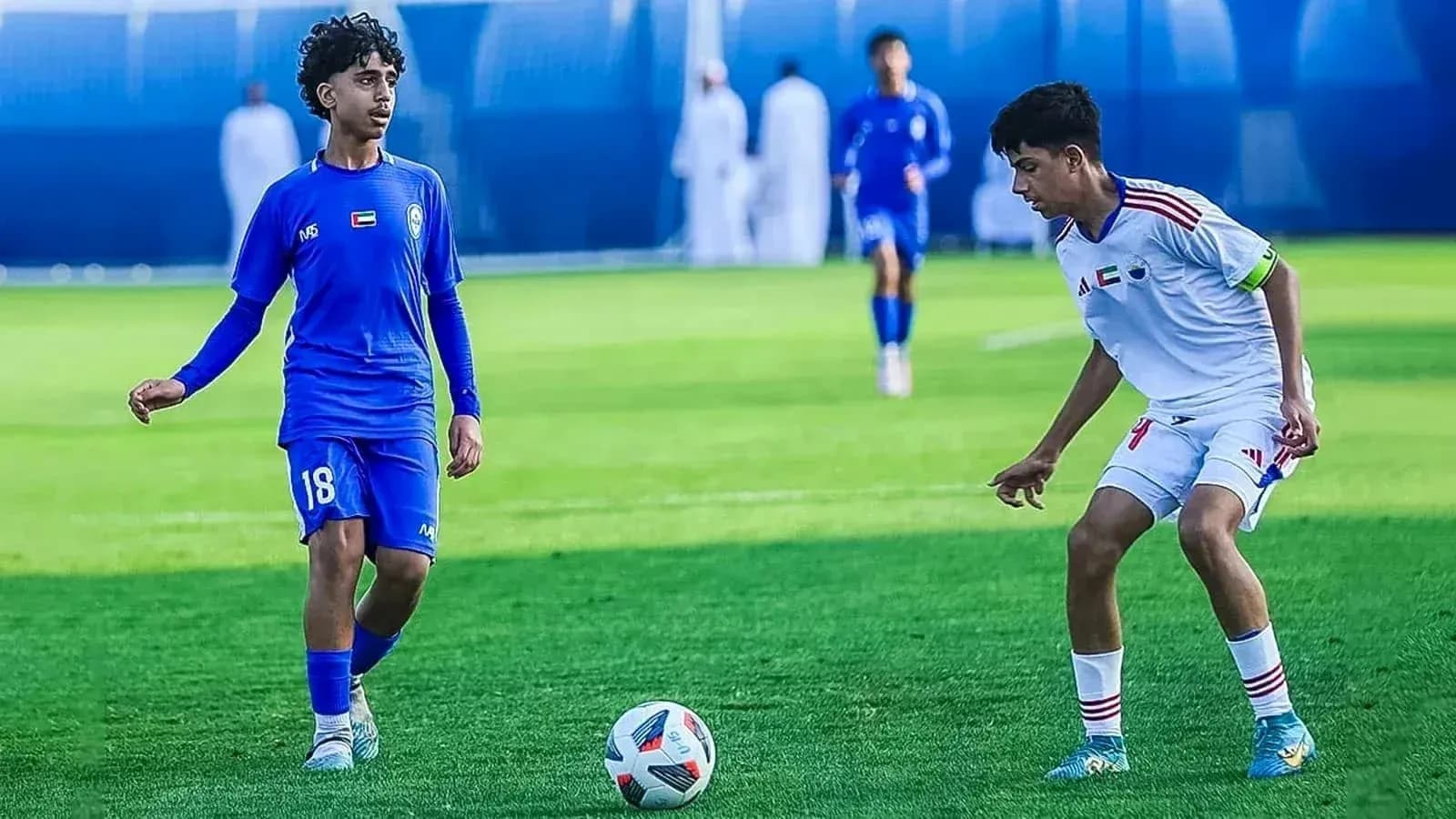 Jugadores de Bani Yas U23 y Al Jazira U23 en partido