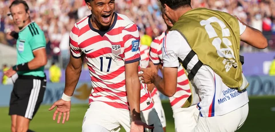 Jugador de EE. UU. celebrando un gol