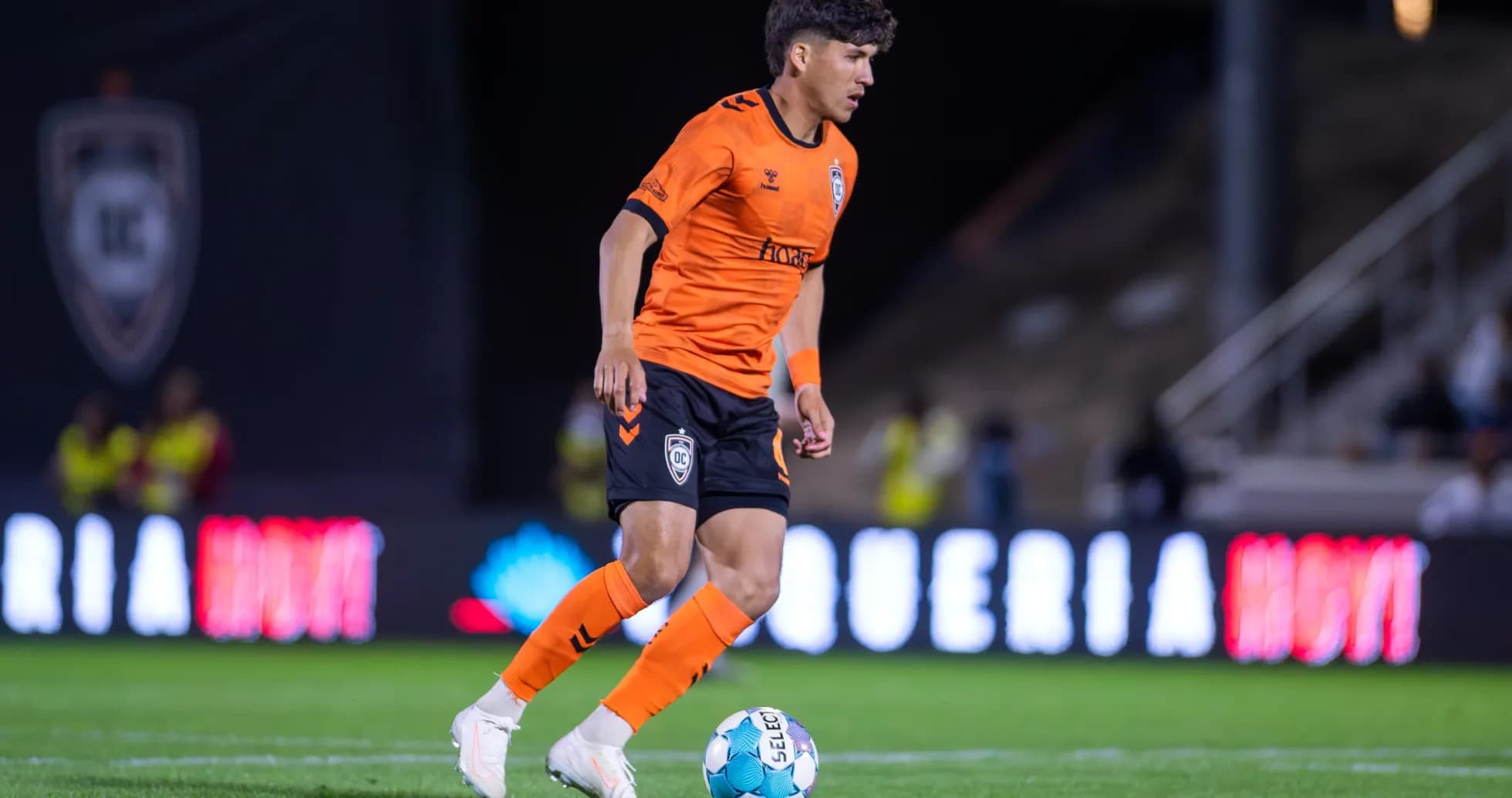 Jugador de Orange County SC con balón en el campo