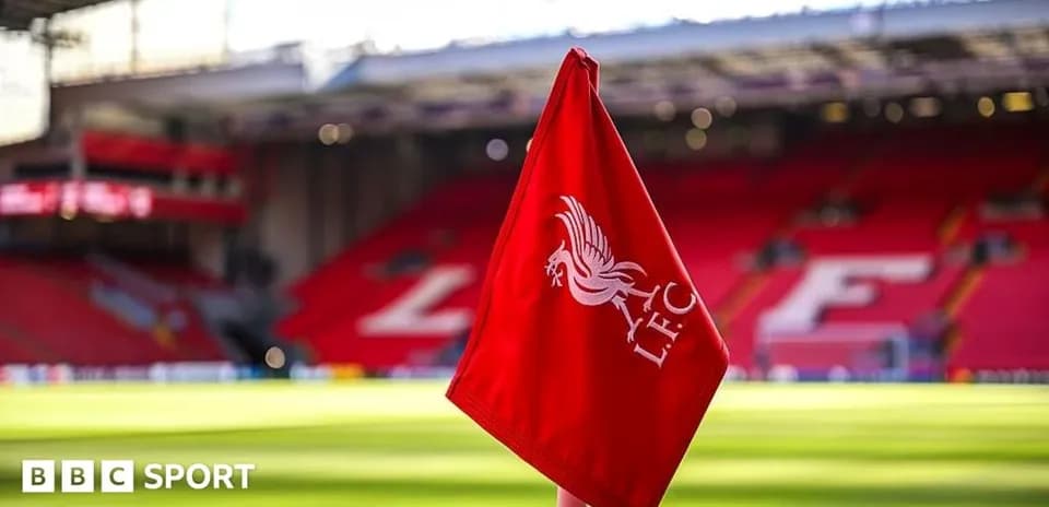 Esquina con bandera de Liverpool en Anfield