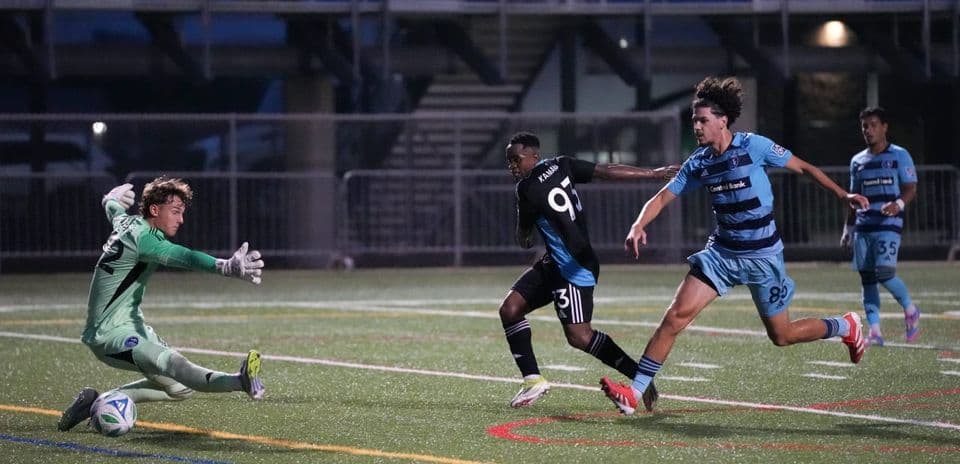 Un jugador corre hacia la portería rival