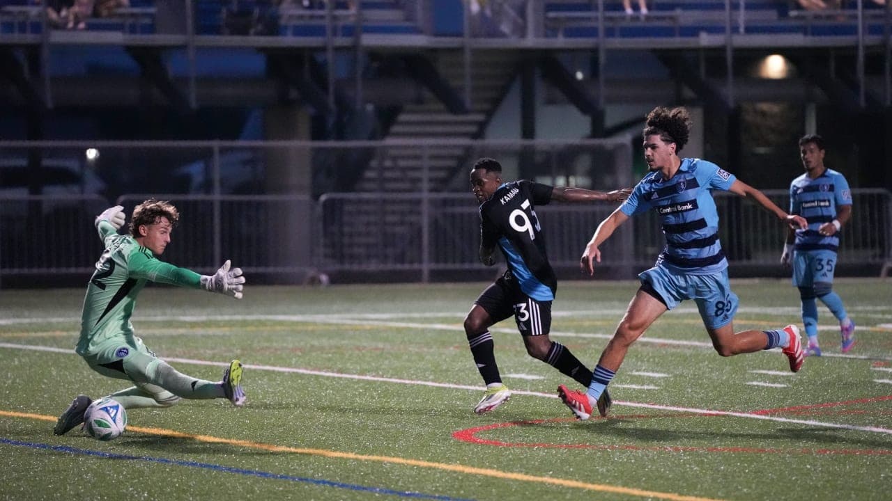 Un jugador corre hacia la portería rival