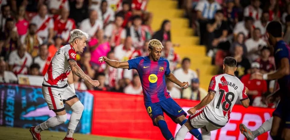 Jugador del Barcelona driblando entre defensores rivales