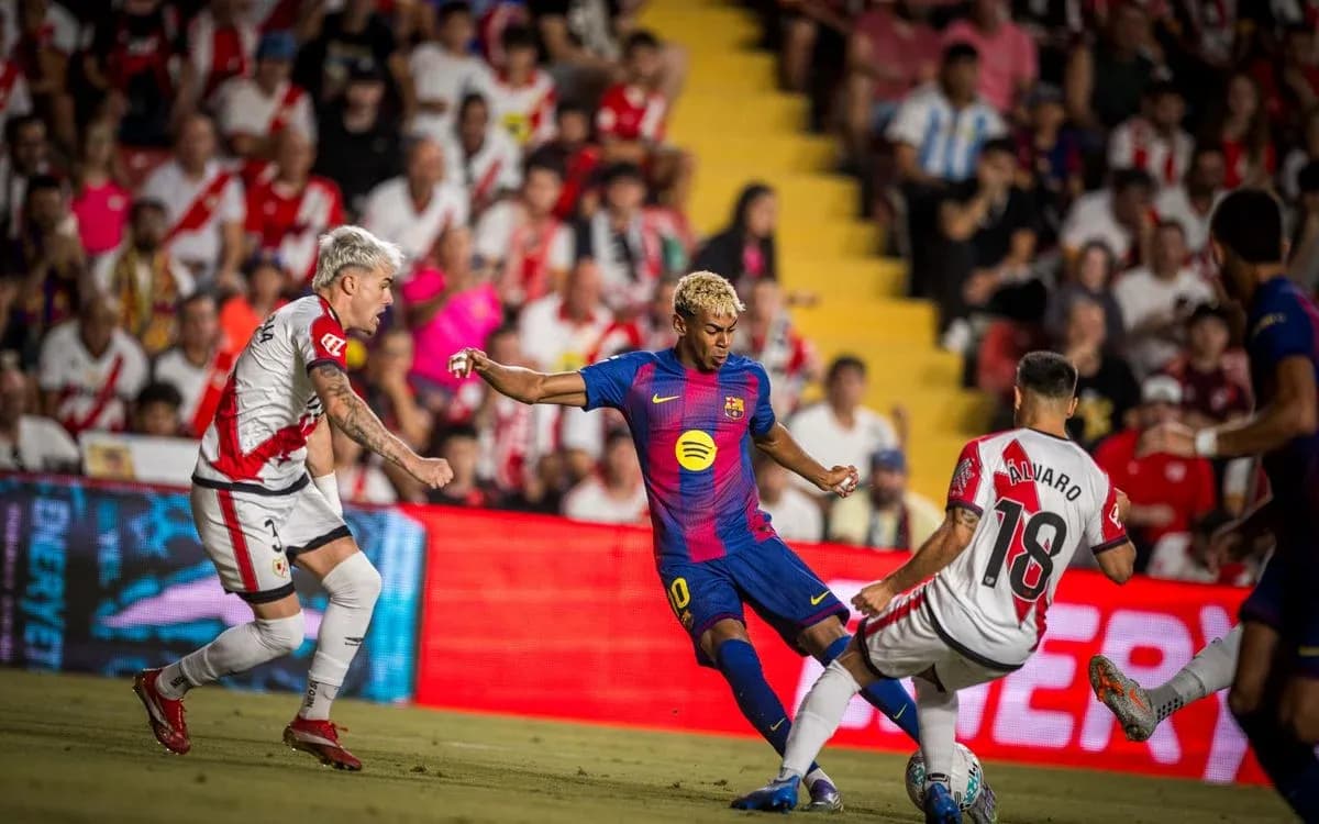 Jugador del Barcelona driblando entre defensores rivales