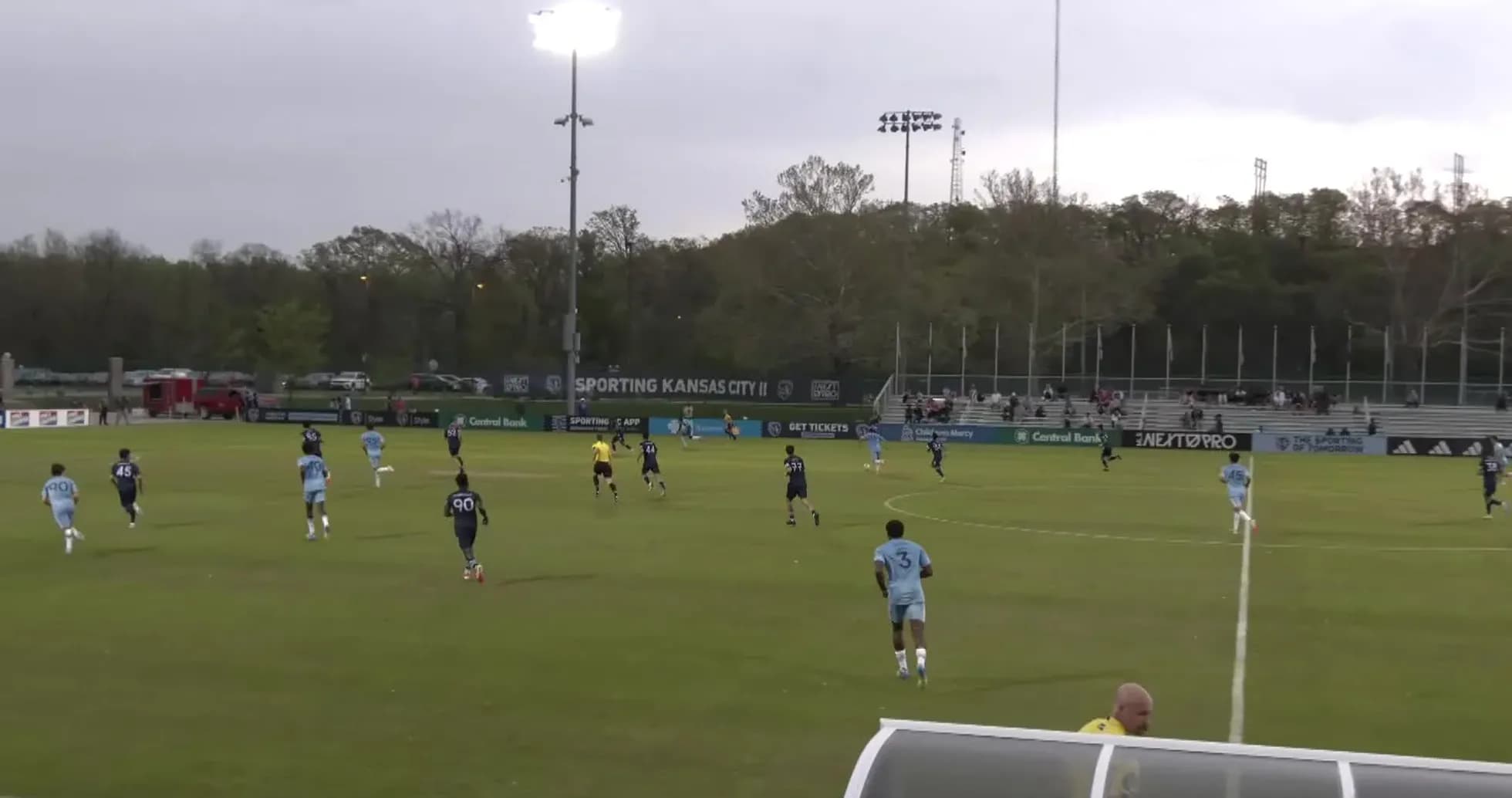 Jugadores compitiendo en el partido de fútbol