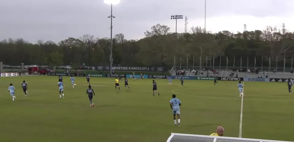 Jugadores compitiendo en el partido de fútbol