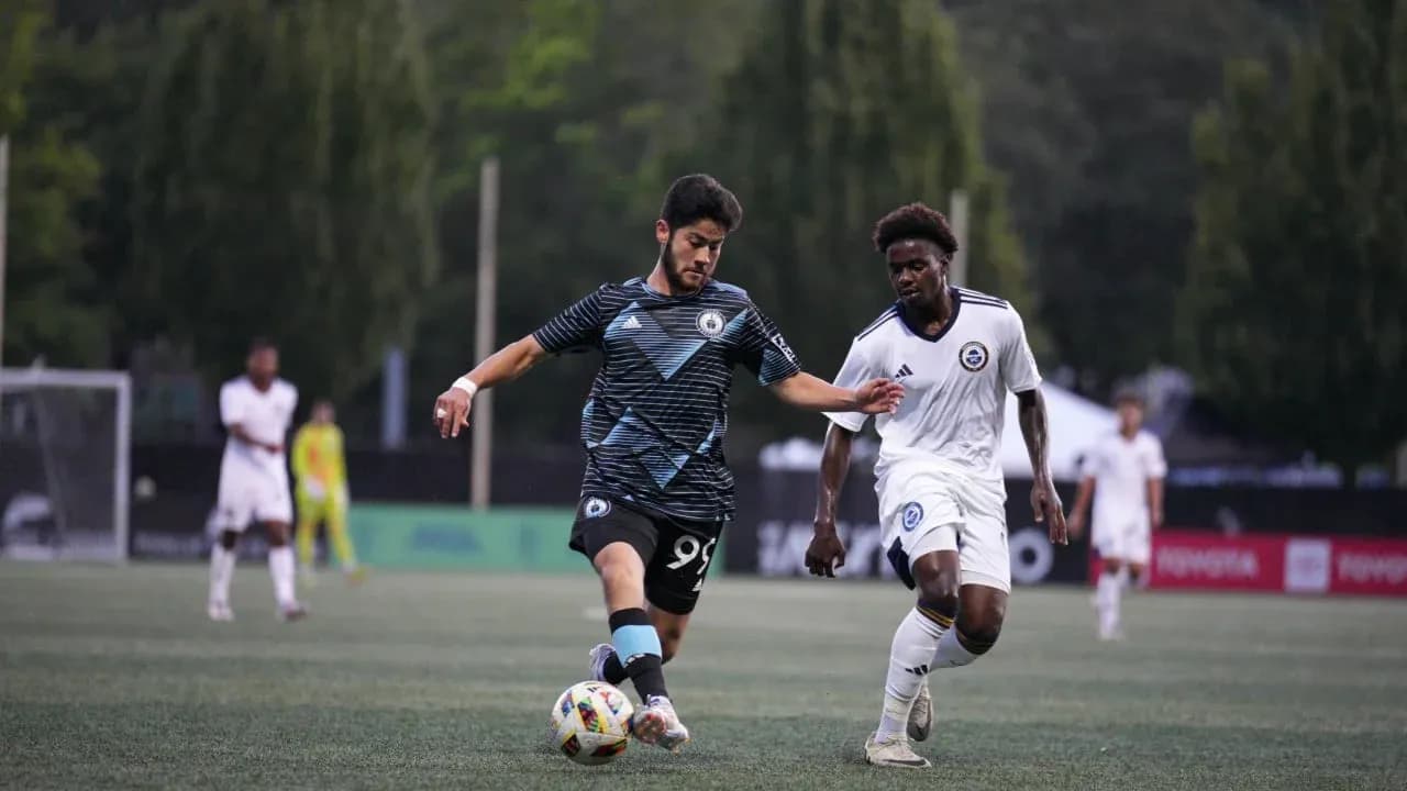 Jugadores compitiendo por el balón en el partido