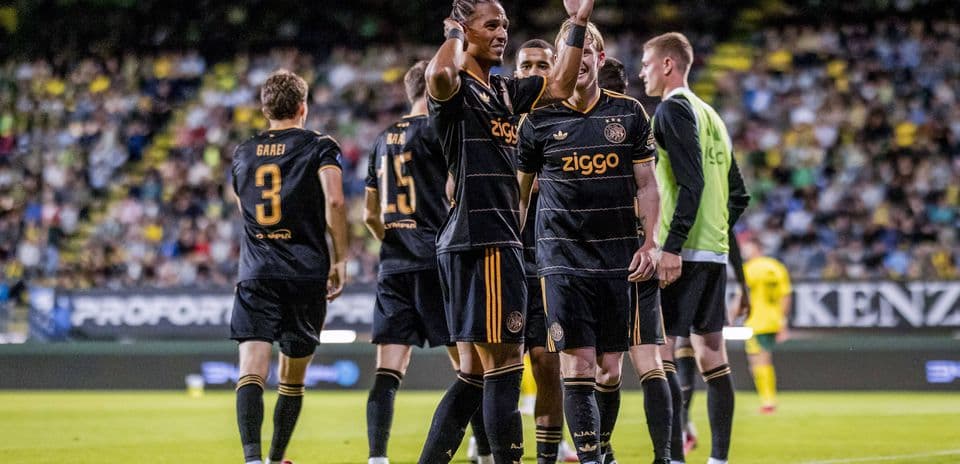 Jugadores de Ajax celebrando un gol en el partido