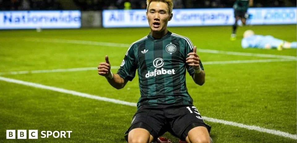 Jugador de fútbol celebrando un gol en el campo
