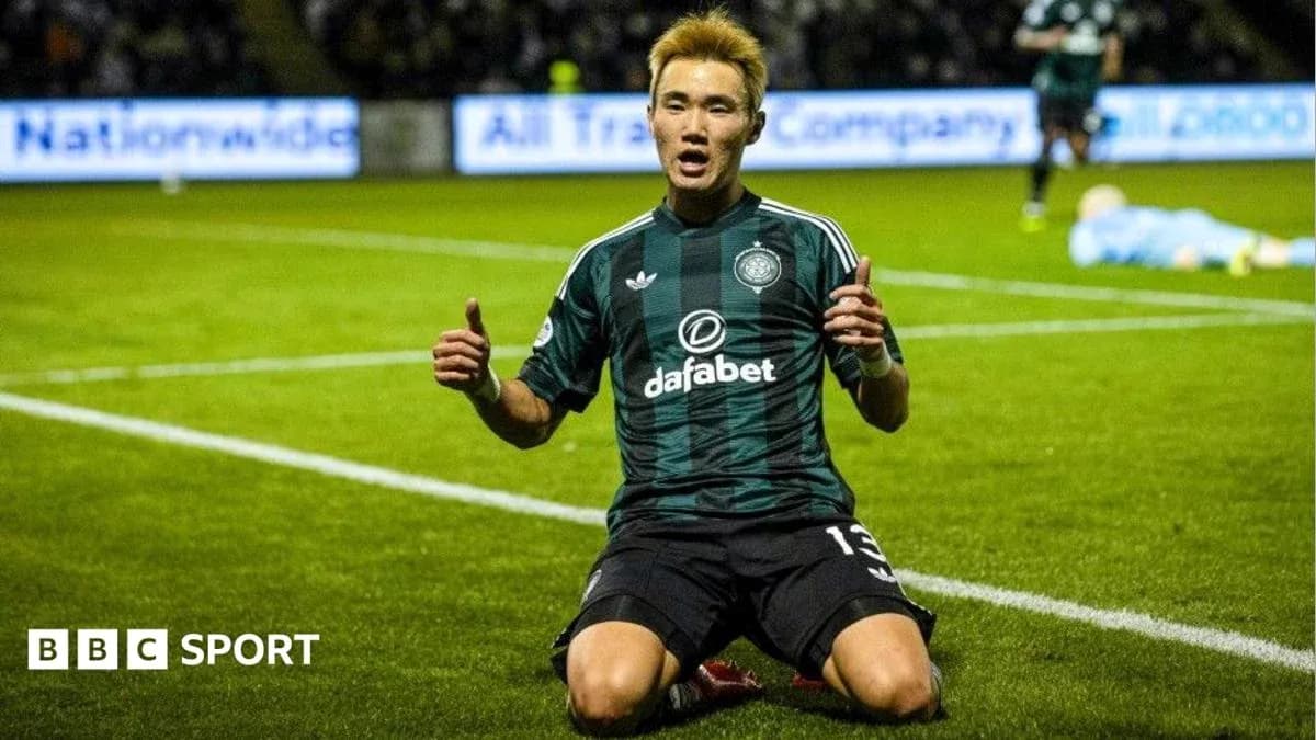 Jugador de fútbol celebrando un gol en el campo