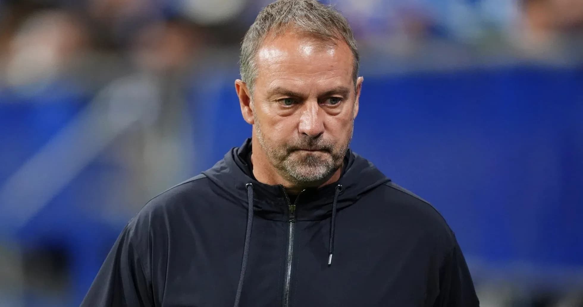 Entrenador observando el partido desde la línea lateral