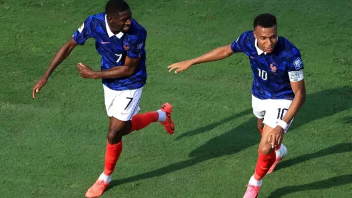 Jugadores de Francia celebrando un gol en el campo