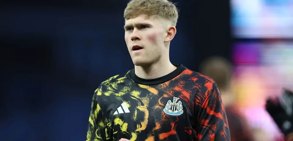 Jugador de Newcastle en calentamiento antes del partido