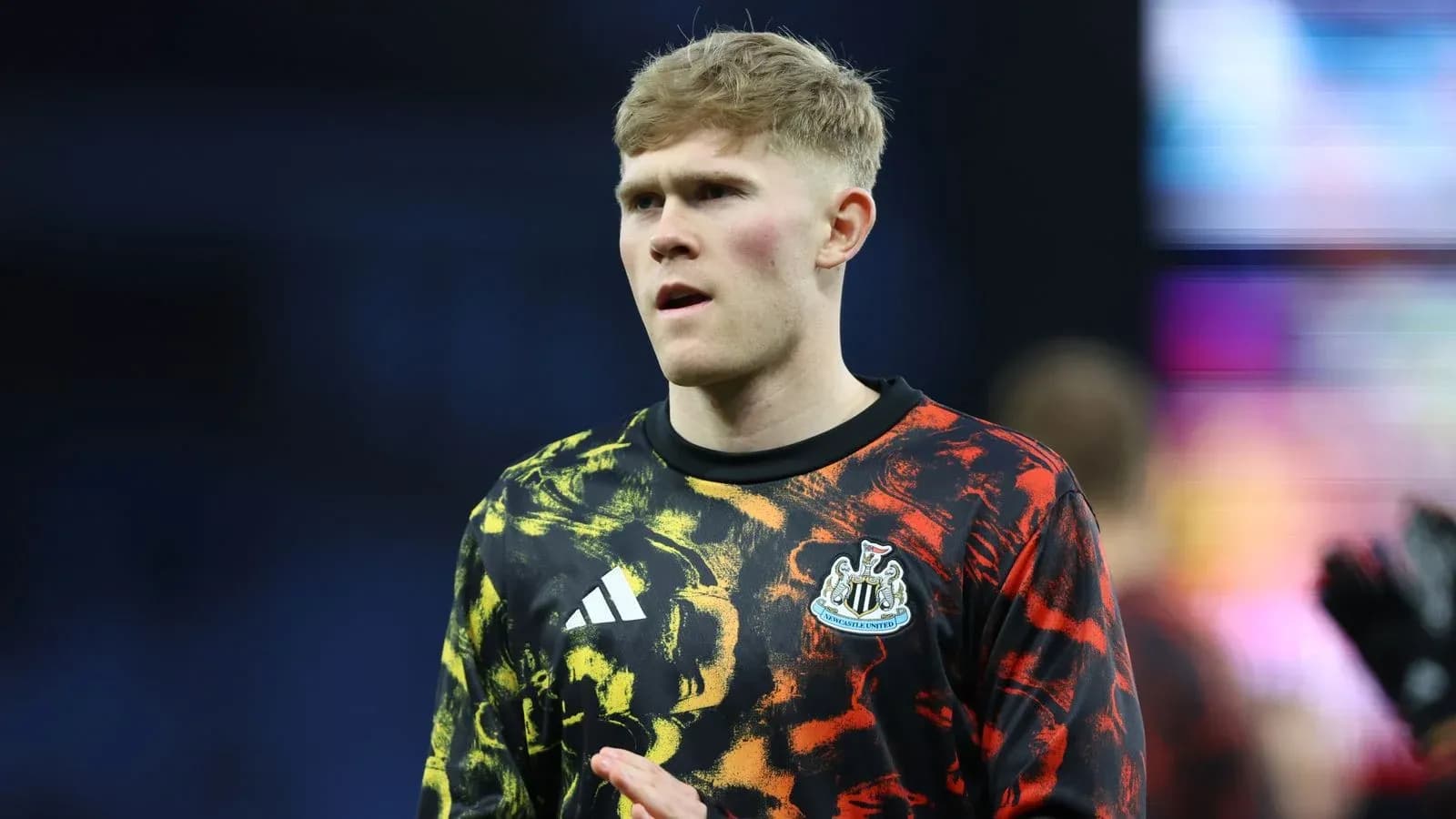 Jugador de Newcastle en calentamiento antes del partido