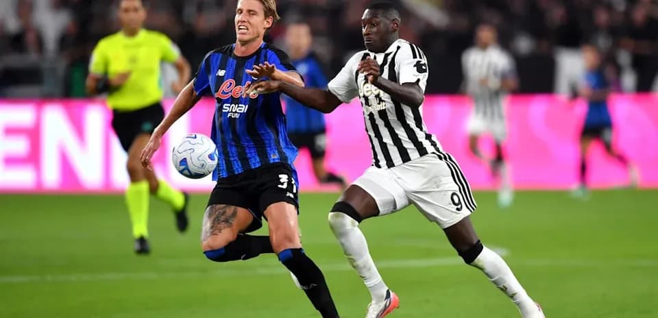 Jugador de Atalanta y Juventus compiten por el balón