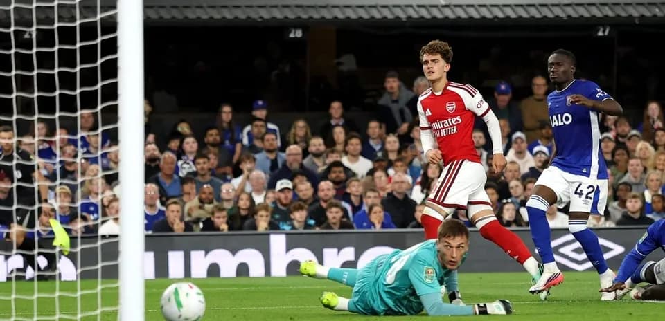 Jugador de Arsenal celebra un gol frente al portero