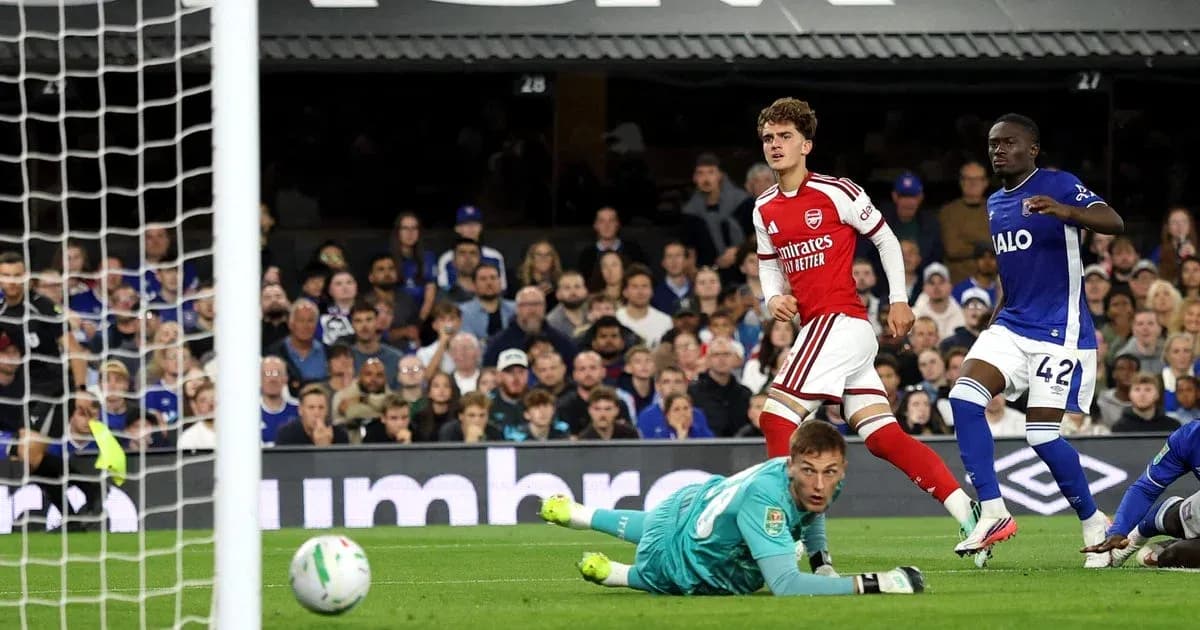Jugador de Arsenal celebra un gol frente al portero