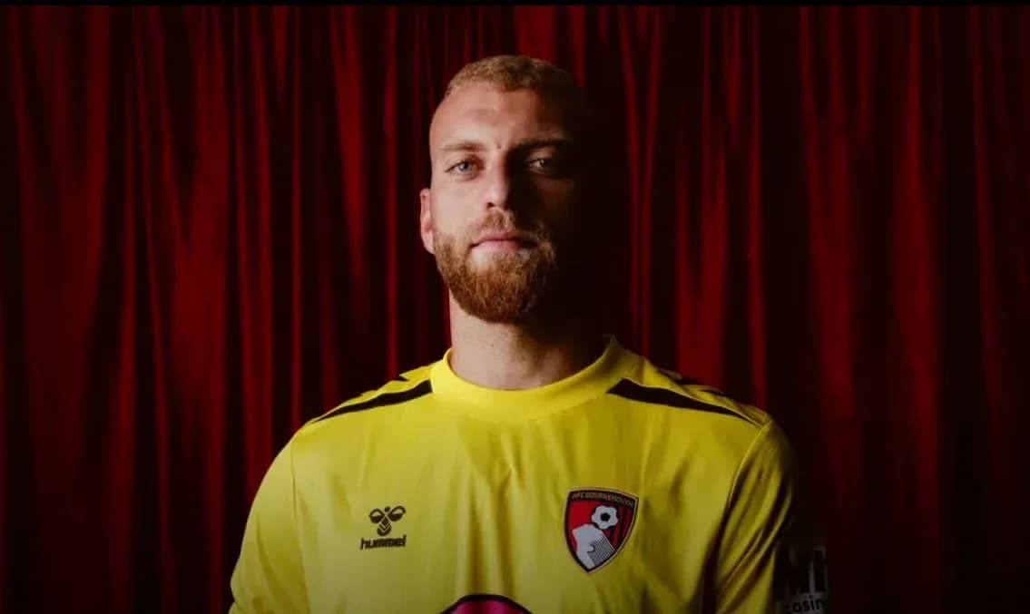 Portero posando con camiseta amarilla de AFC Bournemouth