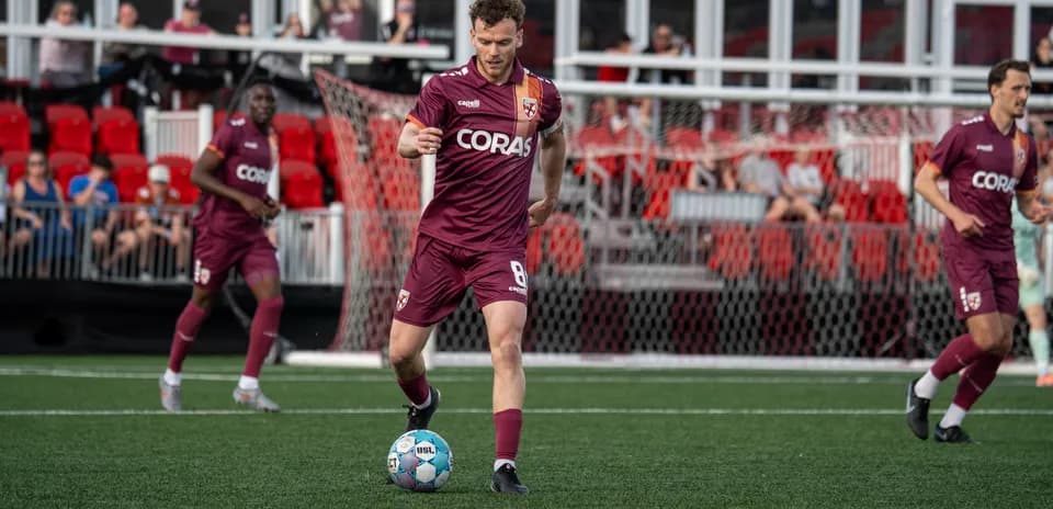 Jugador de Birmingham Legion con el balón