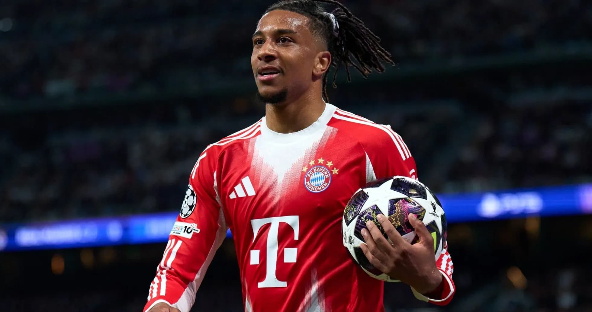 Jugador de Bayern Múnich sosteniendo un balón de fútbol