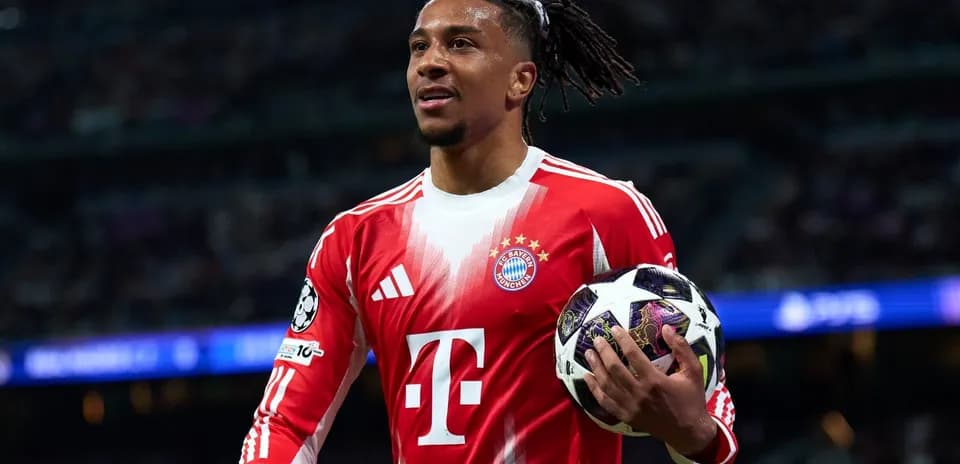 Jugador de Bayern Múnich sosteniendo un balón de fútbol