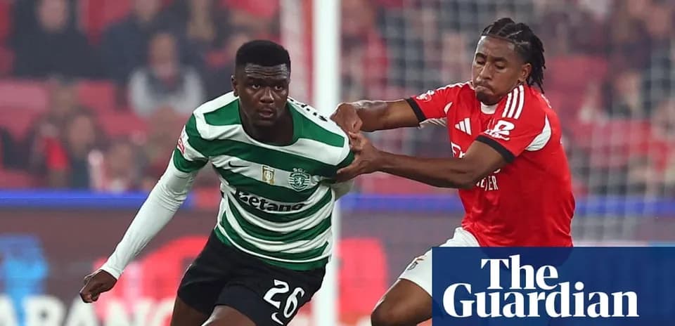 Jugadores compitiendo por el balón en el partido