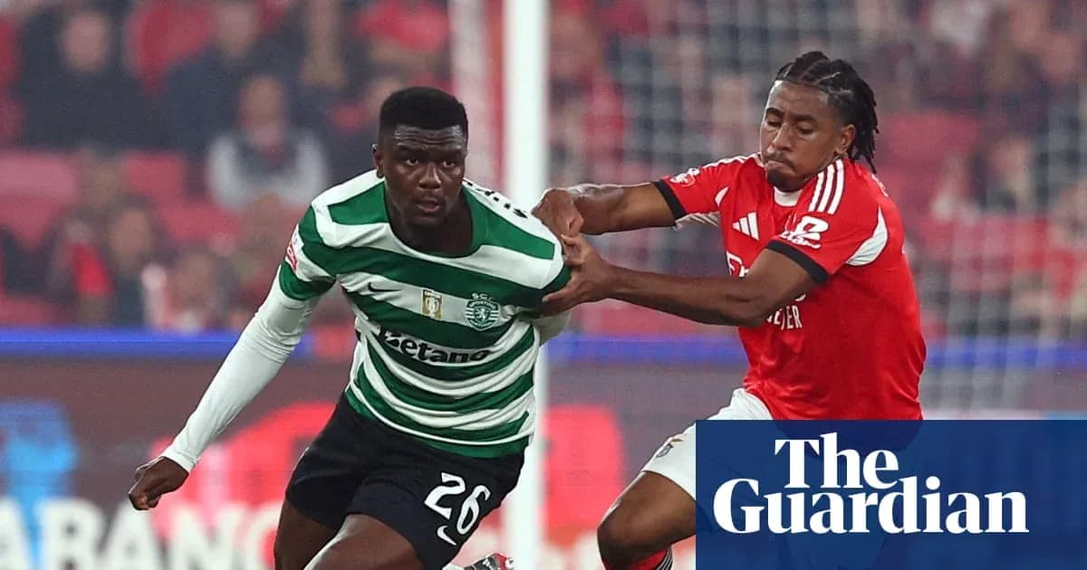 Jugadores compitiendo por el balón en el partido