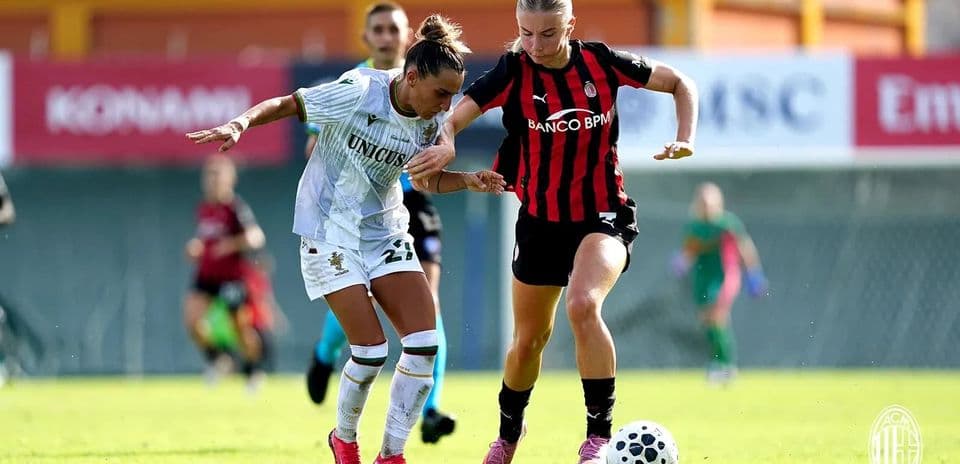Jugadora de Ternana y AC Milan luchando por el balón