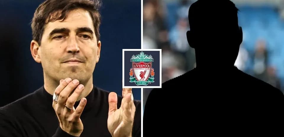 Entrenador aplaudiendo con el logo de Liverpool