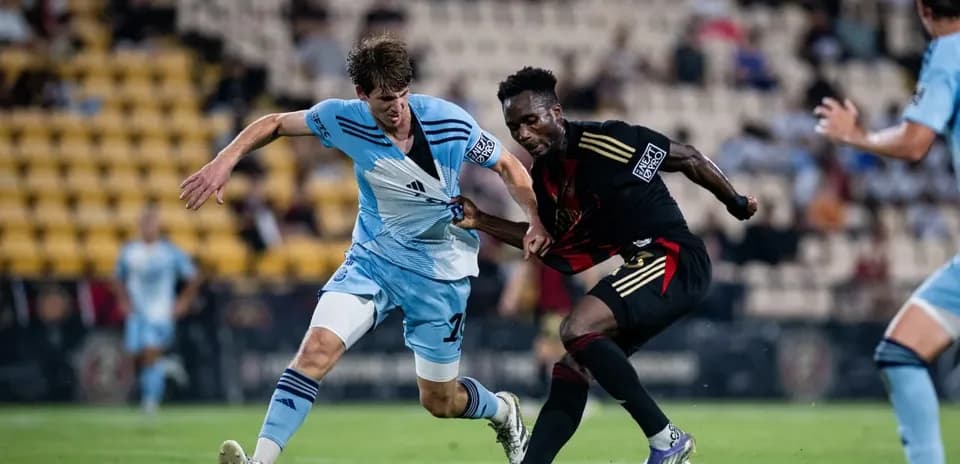 Dos jugadores compitiendo por el balón en el partido