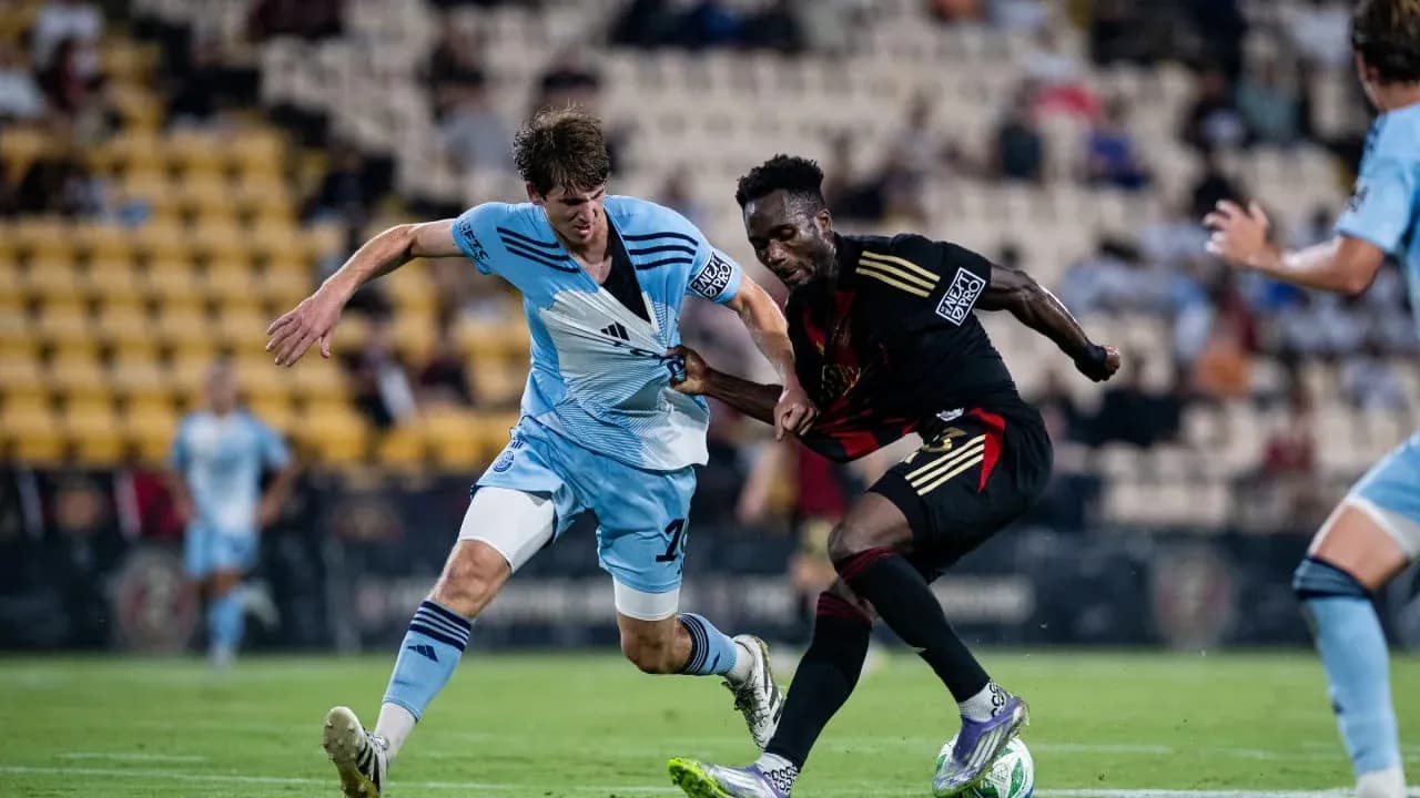 Dos jugadores compitiendo por el balón en el partido