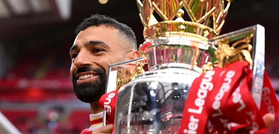 Jugador sosteniendo el trofeo de la Premier League