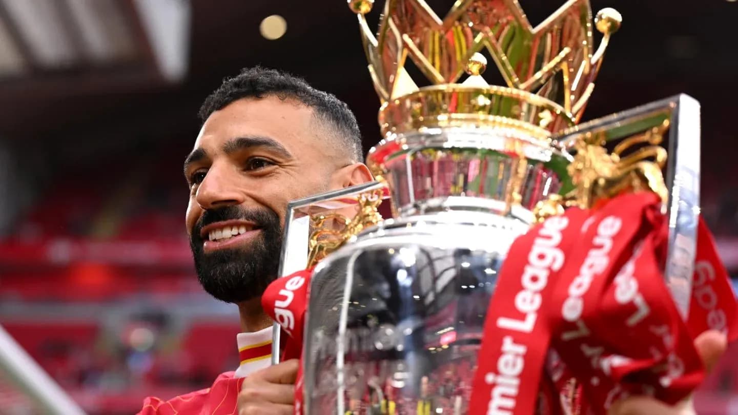 Jugador sosteniendo el trofeo de la Premier League