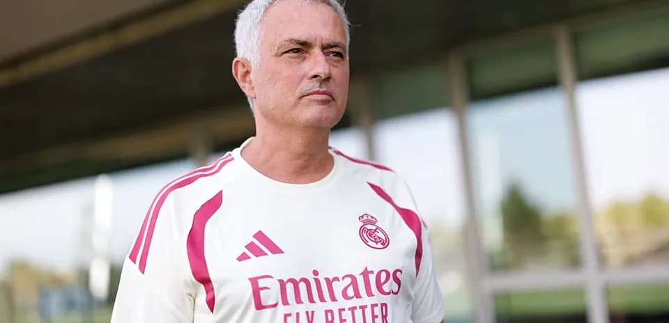 Entrenador de fútbol con camiseta de Real Madrid