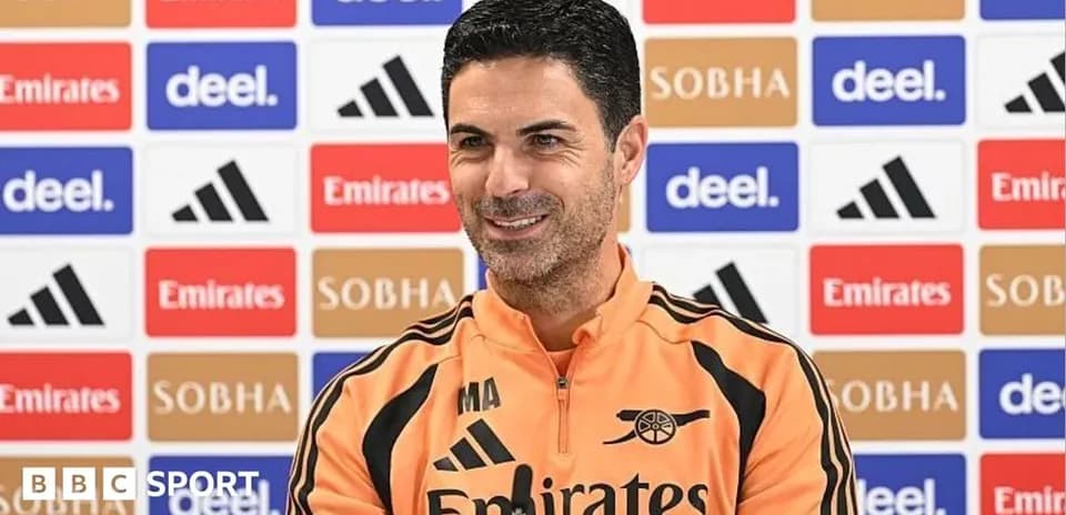 Entrenador en conferencia de prensa sonriente