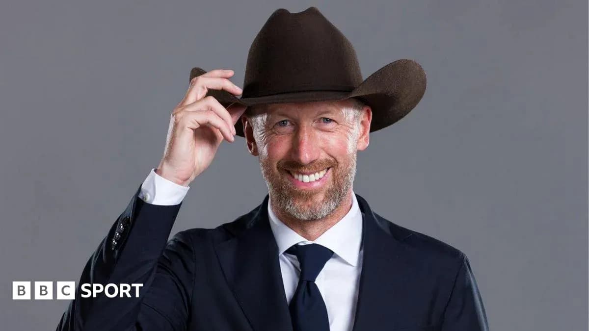 Hombre con sombrero vaquero sonriendo en estudio